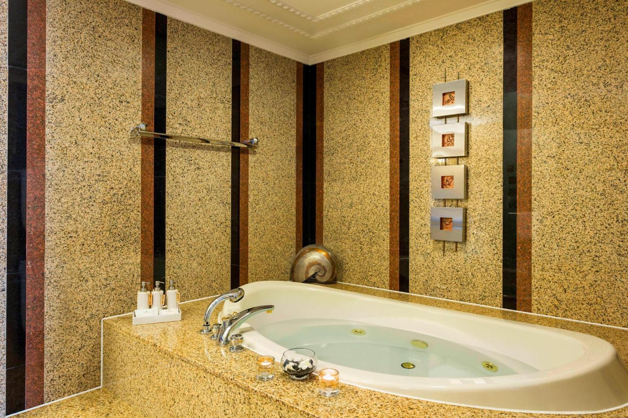Renaissance Riverside Saigon 5*