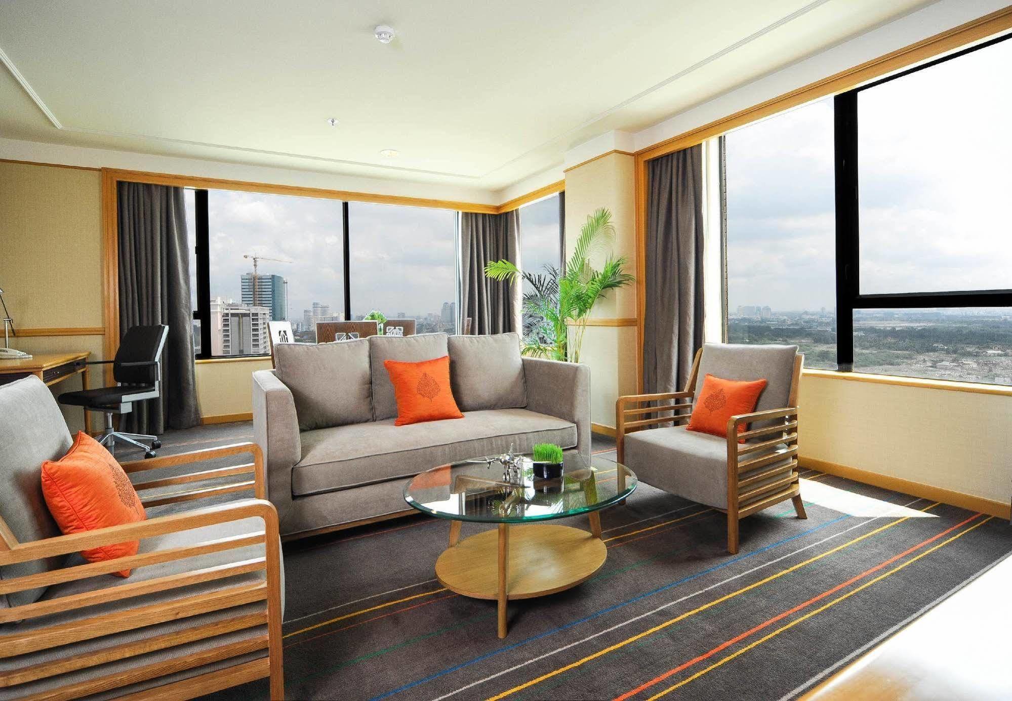 Renaissance Riverside Saigon 5*