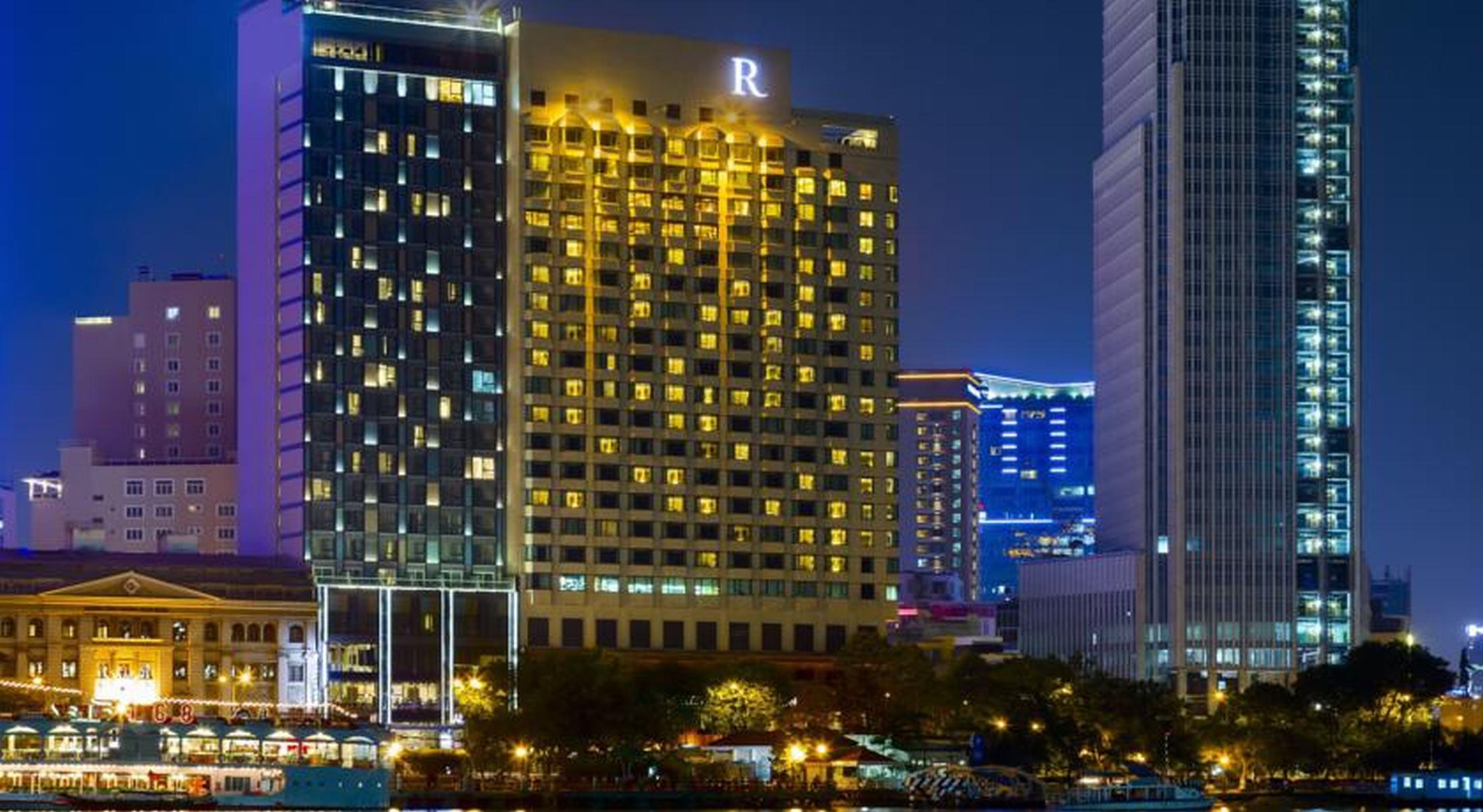 होटल Renaissance Riverside Saigon 5*