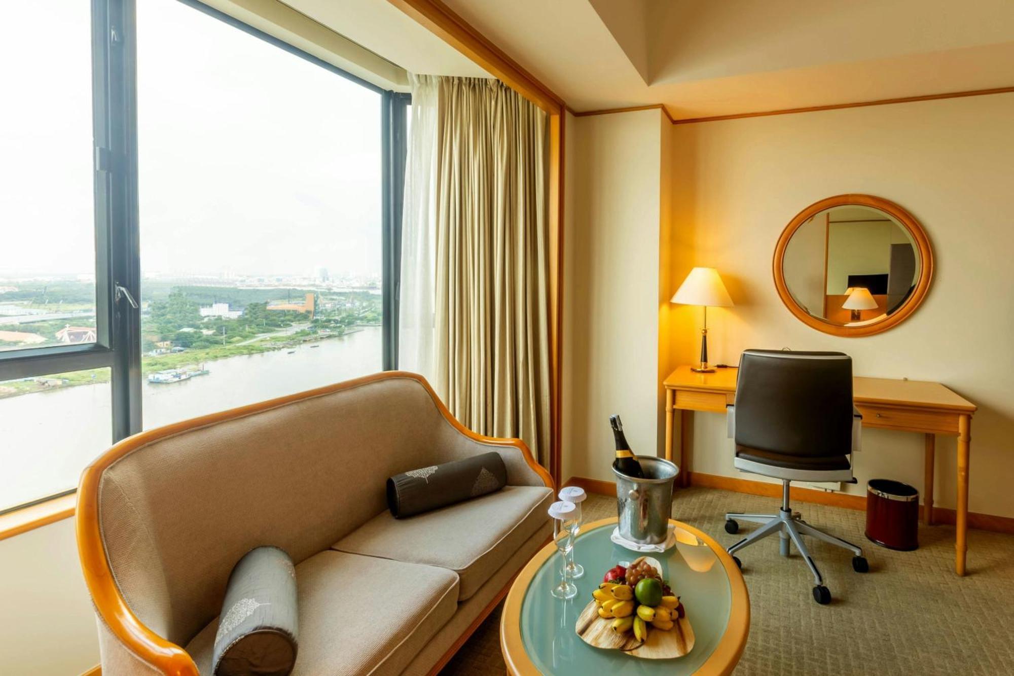 होटल Renaissance Riverside Saigon