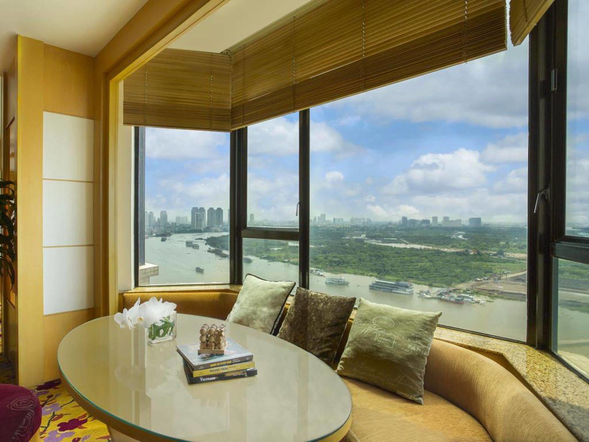 होटल Renaissance Riverside Saigon