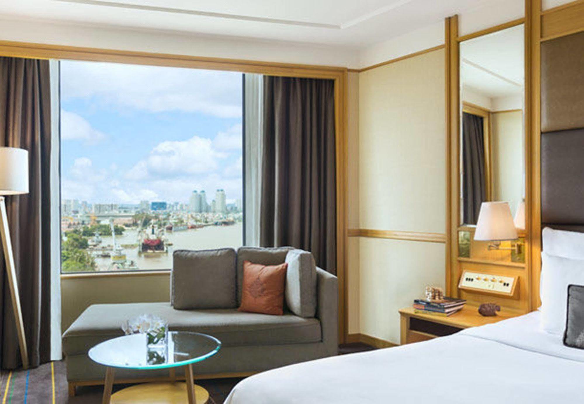 Renaissance Riverside Saigon होटल 5*